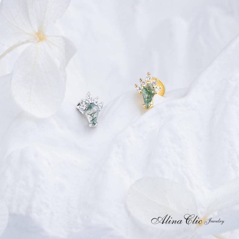 Kite Shape Moss Agate Earrings, Natural Green Earrings With Cz, Kite Gemstone Flat Back Earrings, Moss Stud in Silver von AlinaChicJewelry