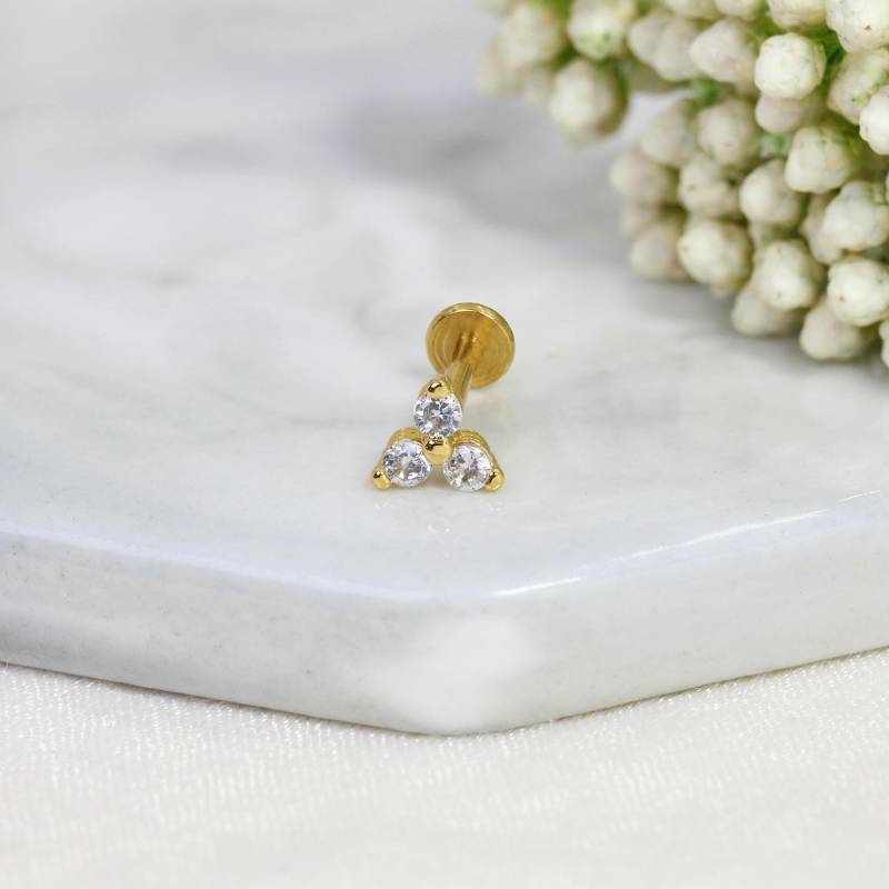 Tiny Cz Cartilage Earring, Triangle Labret Studs, Flat Back Stud, Tragus Helix Stacking Earrings, Conch Stud von AlinaChicJewelry