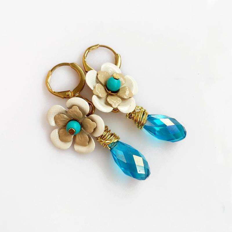 Blaue Kristall Blumen Hängeohrringe Vintage Style Messing Brisuren von AlinaandT