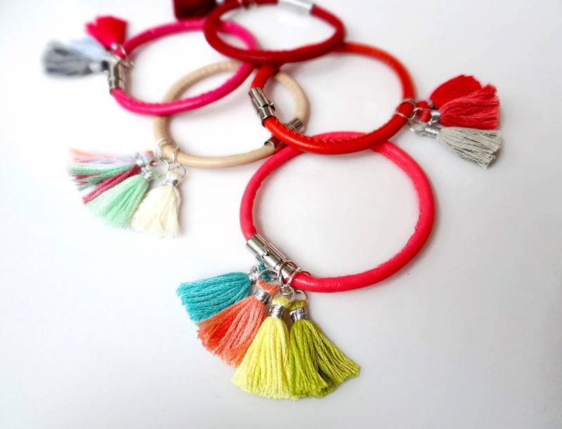 Boho Quaste Armband, Bunte Leder Manschette Stapeln Armbänder von AlinaandT