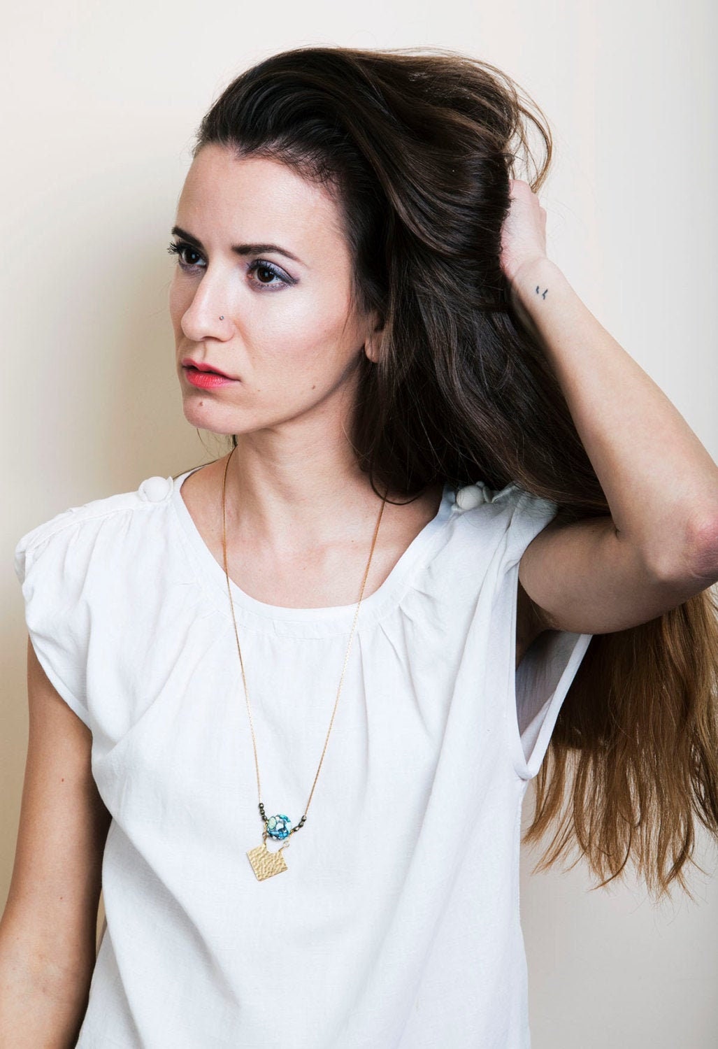 Gehämmertes Messing Geometric Halskette Magnesit Stein Anhänger von AlinaandT