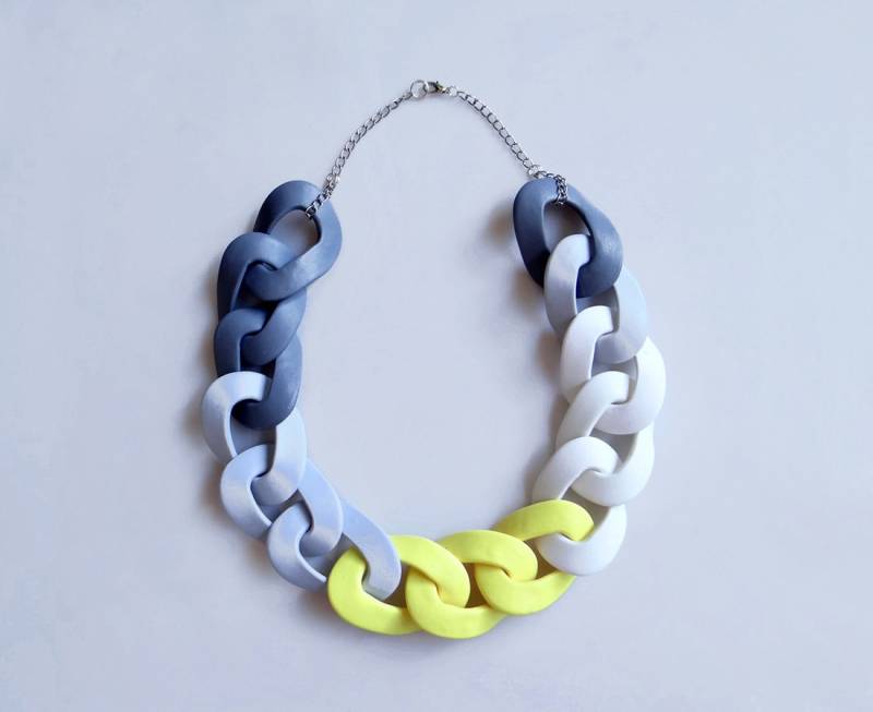 Handgemachte Polymer Clay Kette Halskette Chunky Grau, Weiß & Gelb Statement von AlinaandT