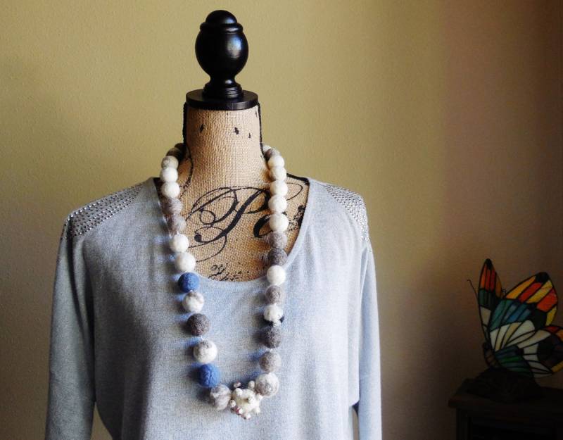 Fiber Art Halskette.. Tragbare Kunst Gefilzte Perlen Handgefertigt Neutrale Farben Halskette von AlinasArt
