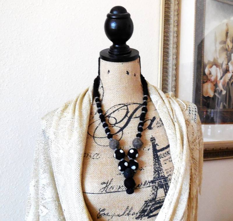 Halskette... Hand Gefilzte Perlen Tragbare Faser Art Schwarz Weiße Einzigartige Original Design Handgemachte Halskette von AlinasArt