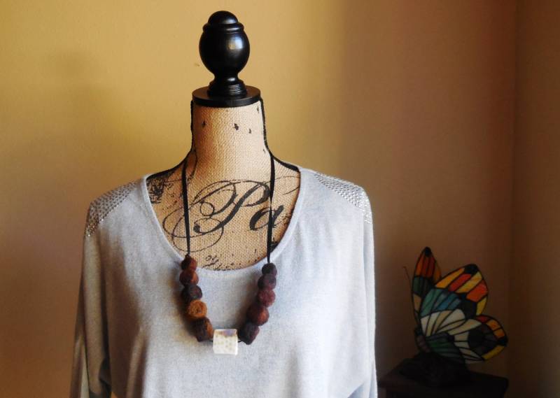 Handgefertigte Elegante "Immer"-Halskette Gemacht Mit Nadel Gefilzt Perlen-Halskette - Perfekte Geschenkidee Verstellbare Länge Braun von AlinasArt