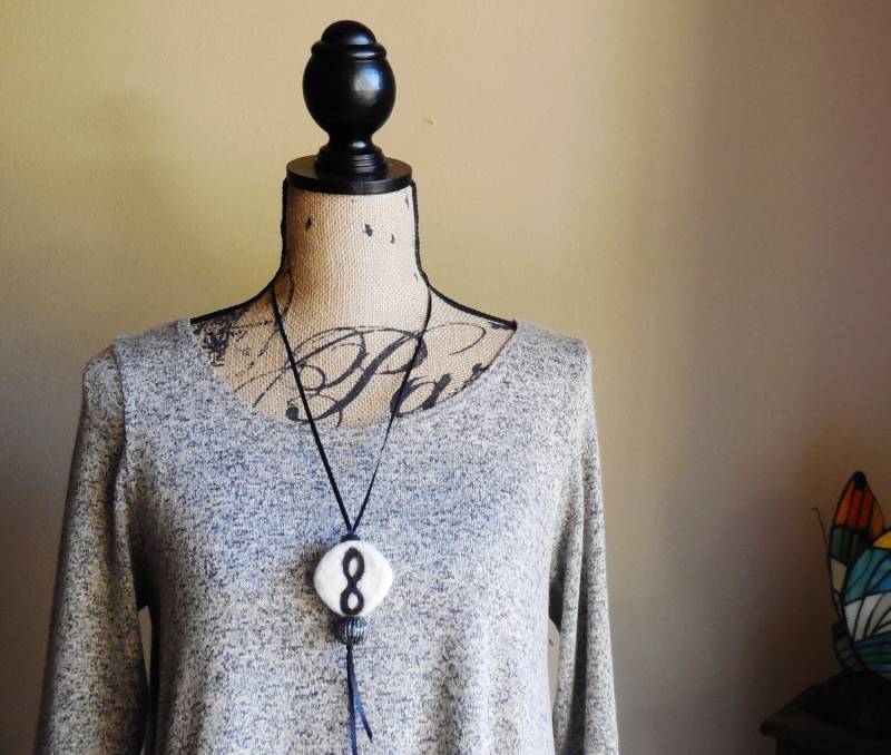 Handgefilzte "Infinity", Einzigartige Wolle Halskette Hand Gefilzt Mit Nadel Merino Filzwolle, Statement Halskette, Elegante Boho von AlinasArt