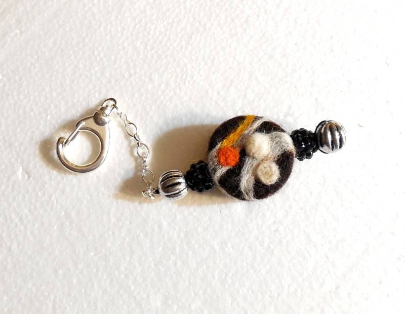 Handgemachte Schlüsselanhänger Abstrakte Charme.. Geldbörse Charme Von Hand Gefertigt Nadel Gefilzt Abstrakte von AlinasArt