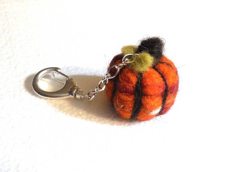 Handgemachte Schlüsselanhänger Kürbis Charme.. Geldbörse Charme Von Hand Gefertigt Nadel Gefilzt von AlinasArt