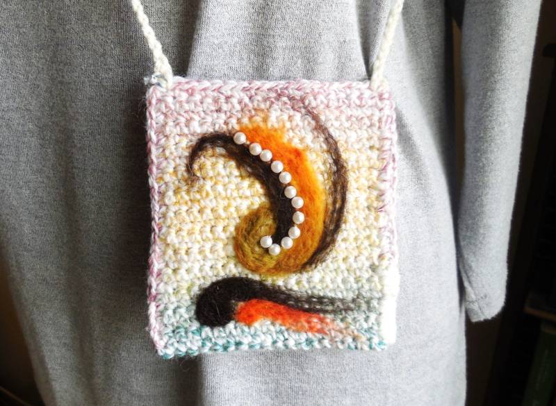 Handgestrickte Kleine Umhängetasche Mit Einem Design Von Hand Merinowolle Gefilzt, Beutel Für Smartphone Unterwegs von AlinasArt