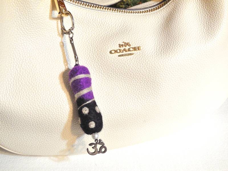 Schlüsselanhänger.. Zen Om Zeichen.. Viel Glück Charme.. Hand Gefilzt Design.. Schlüsselanhänger Dekoration.. Kleine Geschenkidee.. Geldbörse von AlinasArt