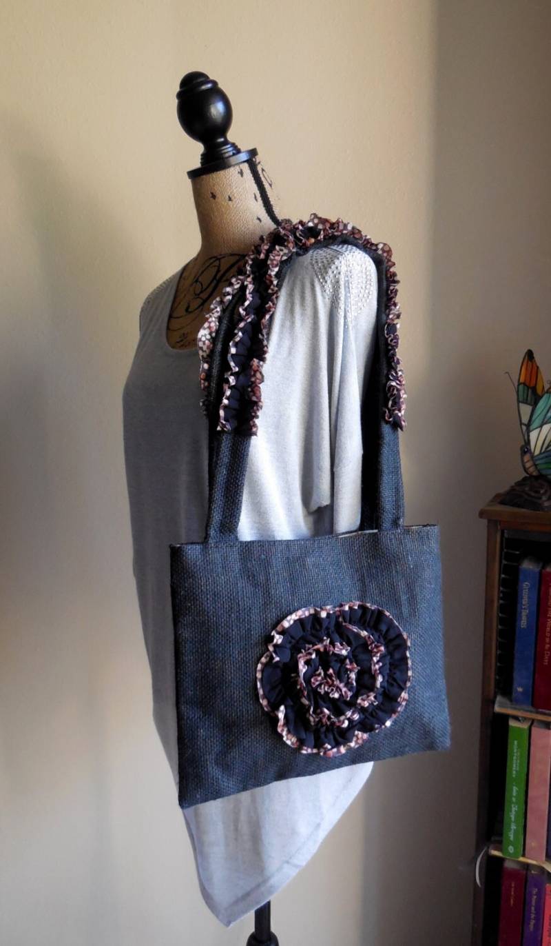 Umhängetasche Modernes Design Spaß Geldbeutel Rüschen Und Nervenkitzel Original-Design von AlinasArt