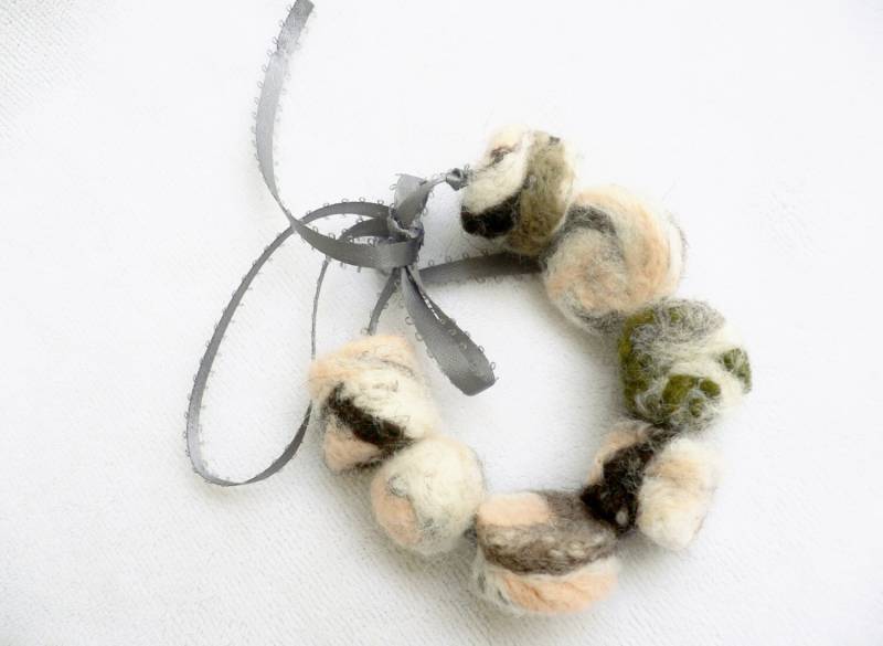 Weiße Hüttearmband Hand Felted Perlen von AlinasArt