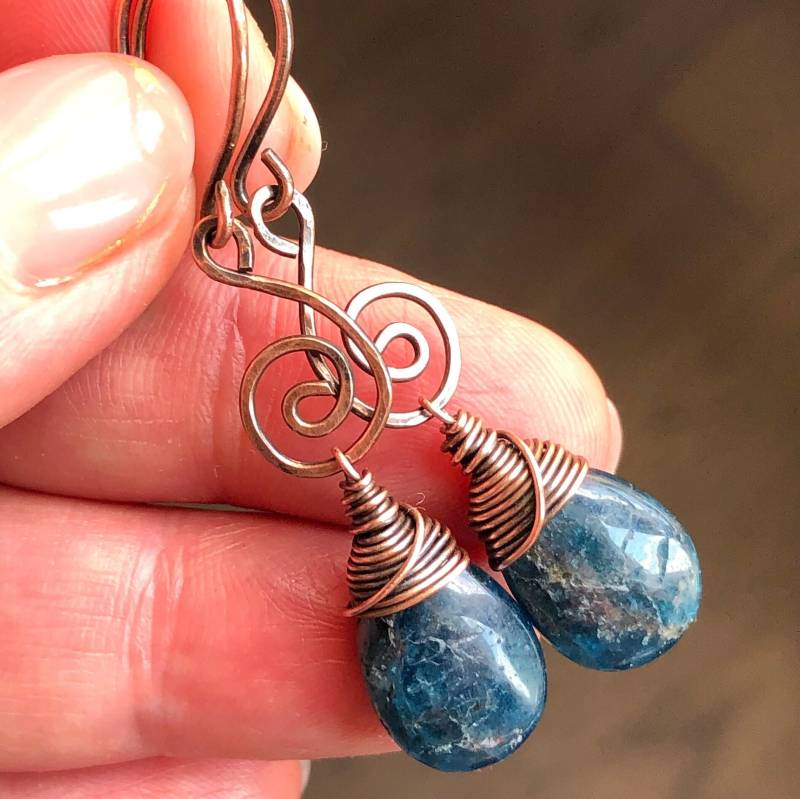 Blauer Kyanit Ohrringe Kupferdraht Umwickelt Spirale Geschmiedet Geburtstagsgeschenk 3102 von AliraTreasures