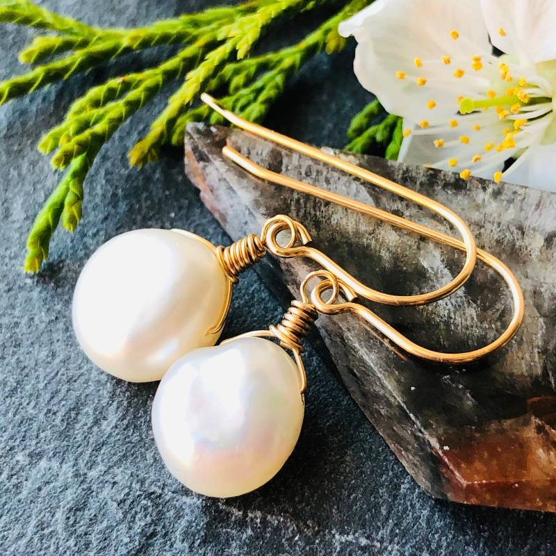 Weiße Perle Gold Gefüllte Ohrringe Draht Umwickelte Natürliche Edelstein Braut Hochzeit Brautjungfern Baumeln Tropfen Juni Geburtsstein Geschenk von AliraTreasures