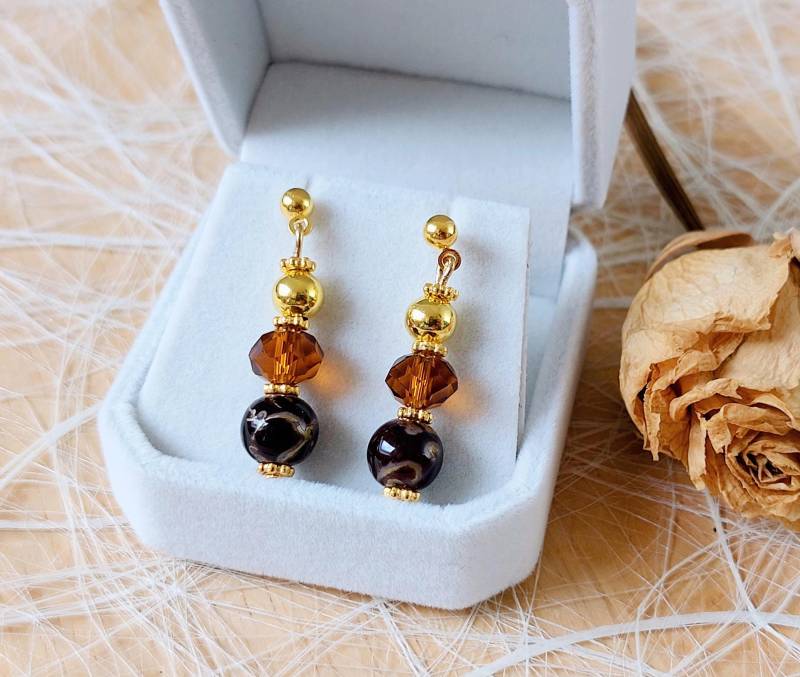 Unikat Elegante Herbstliche Goldfarbene Edelstahl-Kugelpflosten - Ohrringe Mit Braunen Glasperlen von AlisasSchatztruhe