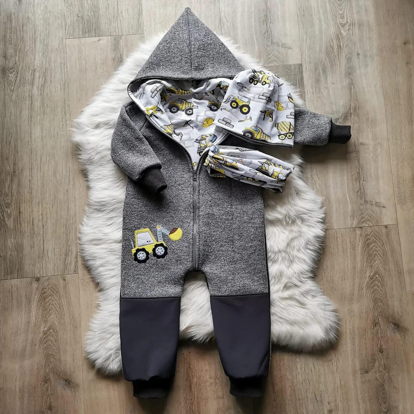 Wollwalkanzug/Overall Handmade Auf Wunsch Schurwolle, Baustelle, Bagger, Stick, Hellgrau, Softshellverstärkung von AlishasKlimperreich