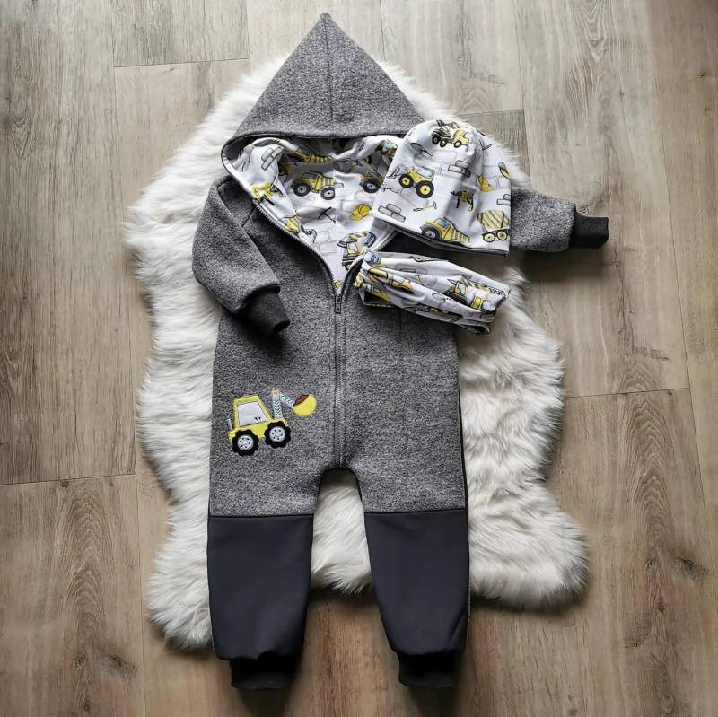 Wollwalkanzug/Overall Handmade Auf Wunsch Schurwolle, Baustelle, Bagger, Stick, Hellgrau, Softshellverstärkung von AlishasKlimperreich