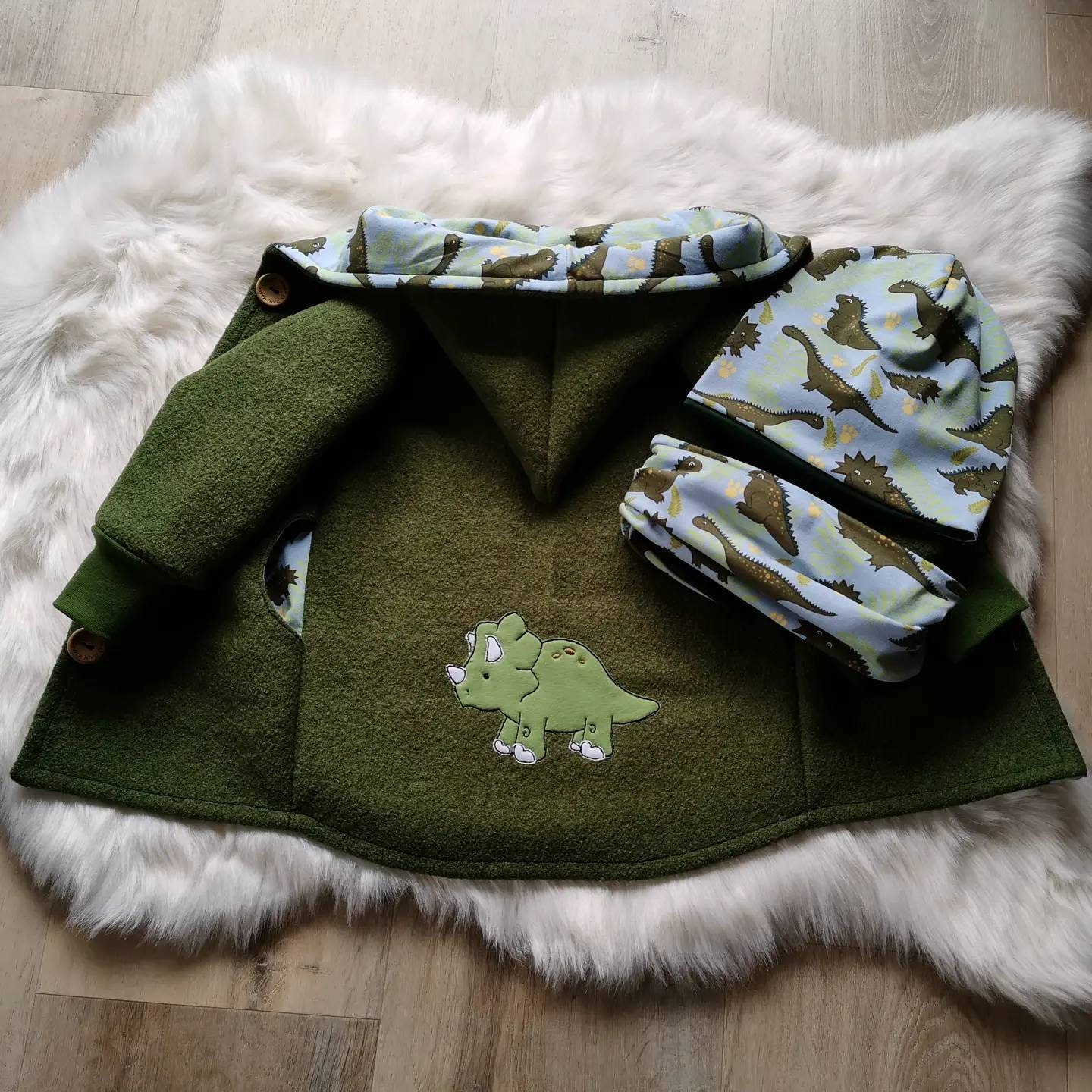 Wollwalkjacke Neu, Wollwalkmantel, Handmade Schurwolle, Dino, Jägergrün, Stick von AlishasKlimperreich