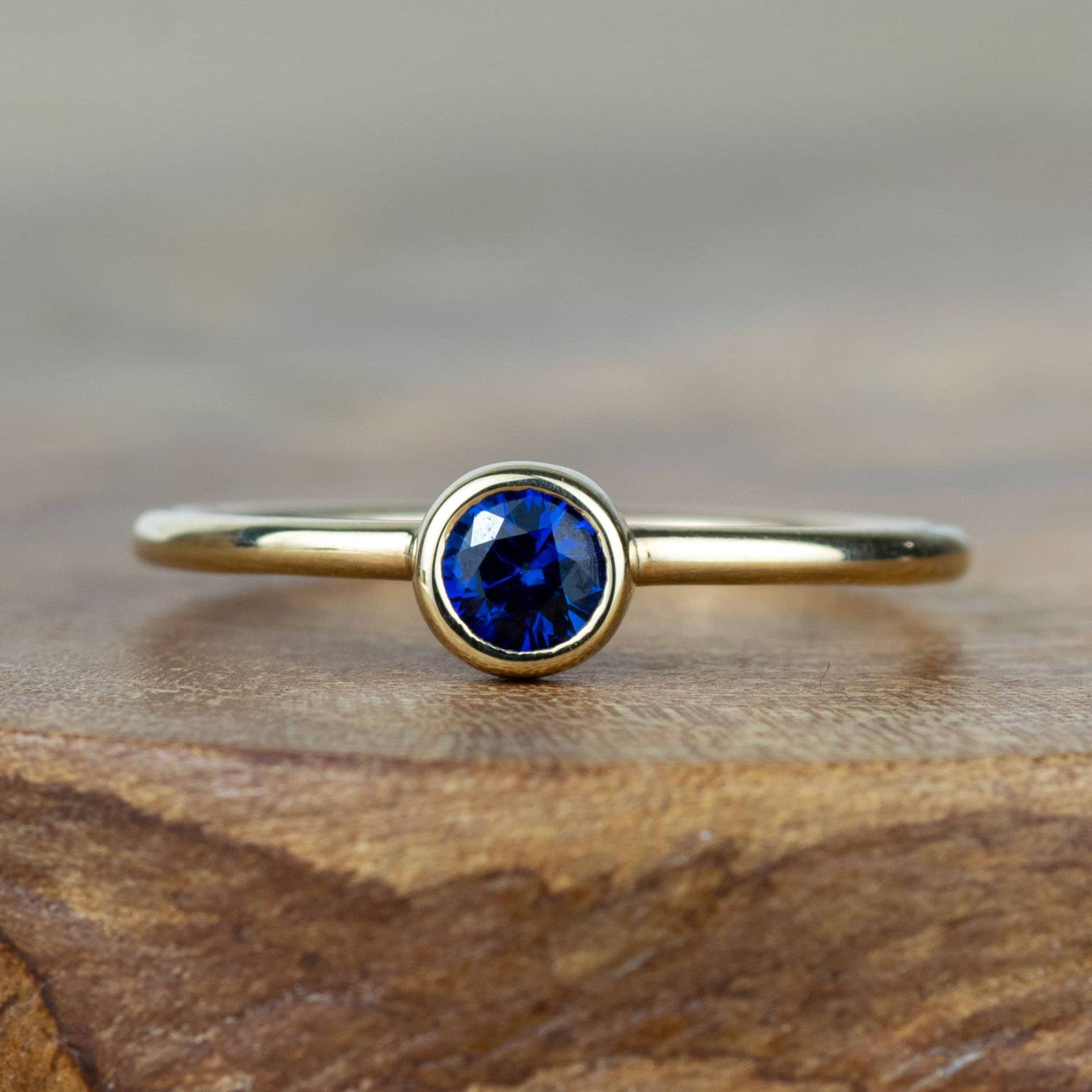 Natürlicher Blauer Saphir Goldring, Schlichter Goldring September Birthstone Ring, Recycled Solid Gold Blauer Verlobungsring von AlisonMooreDesigns