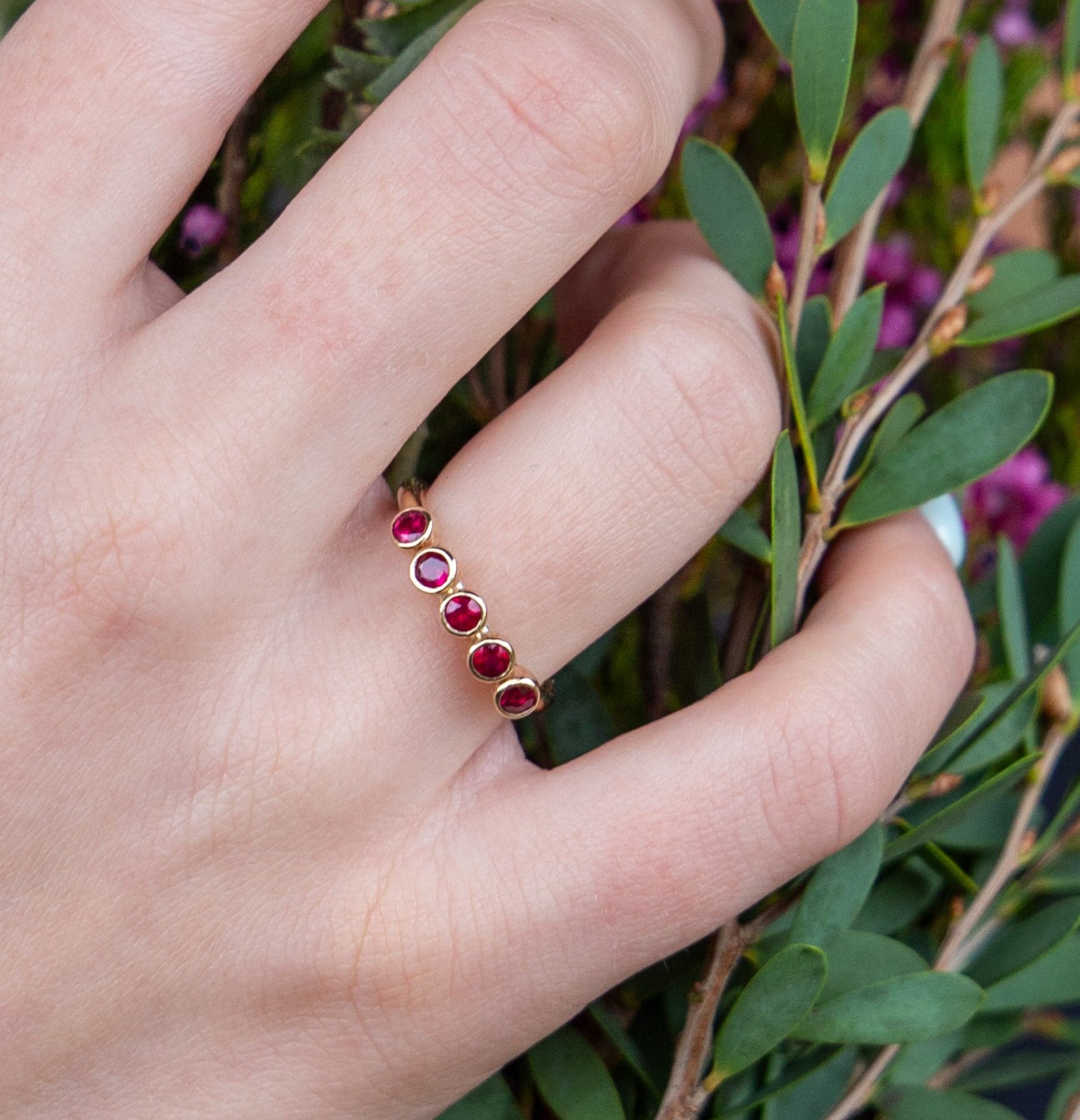 Fünf Stein Natürlicher Rubin Verlobungsring 9 Karat Gold - Jahrestag Forever Eternity Ring Handgefertigt in Schottland von AlisonMooreDesigns