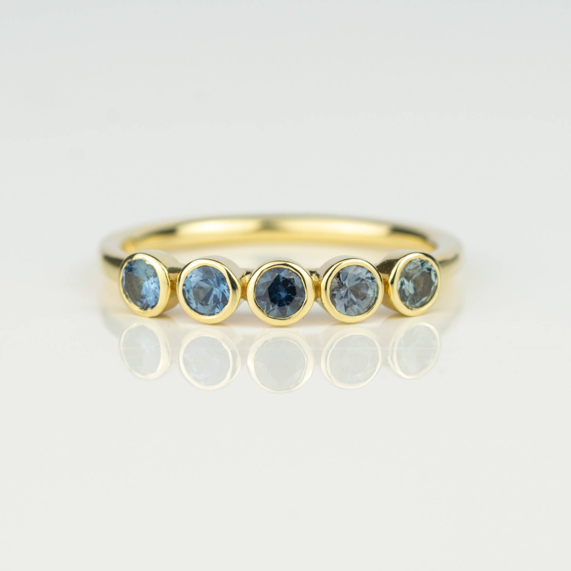 Fünf Steine Natürlicher Teal Saphir Solider 9 Karat Gold Verlobungsring - Grün Blauer Forever Eternity Ring Handgefertigt in Schottland von AlisonMooreDesigns