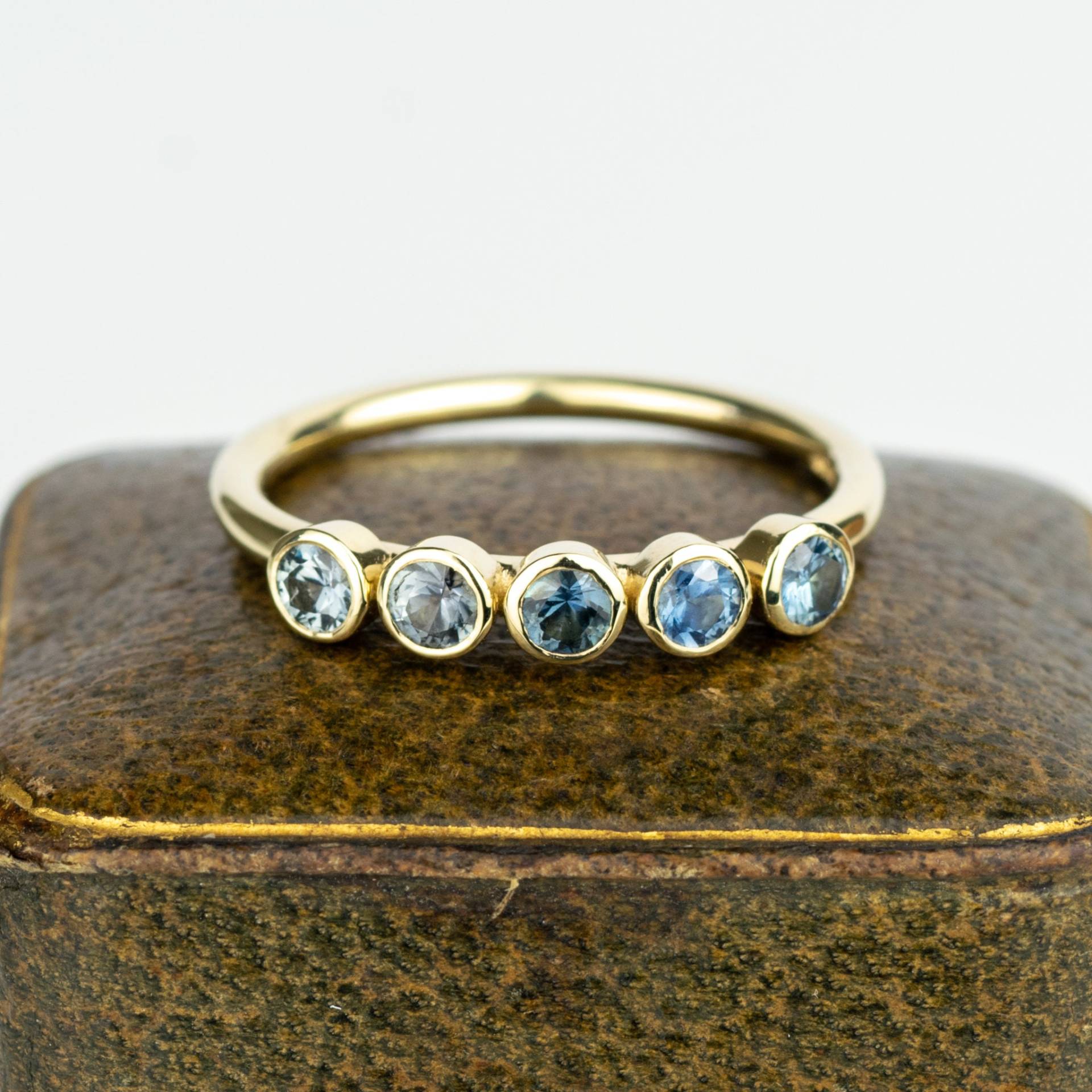 Fünf Steine Natürlicher Teal Saphir Solider 9 Karat Gold Verlobungsring - Grün Blauer Forever Eternity Ring Handgefertigt in Schottland von AlisonMooreDesigns