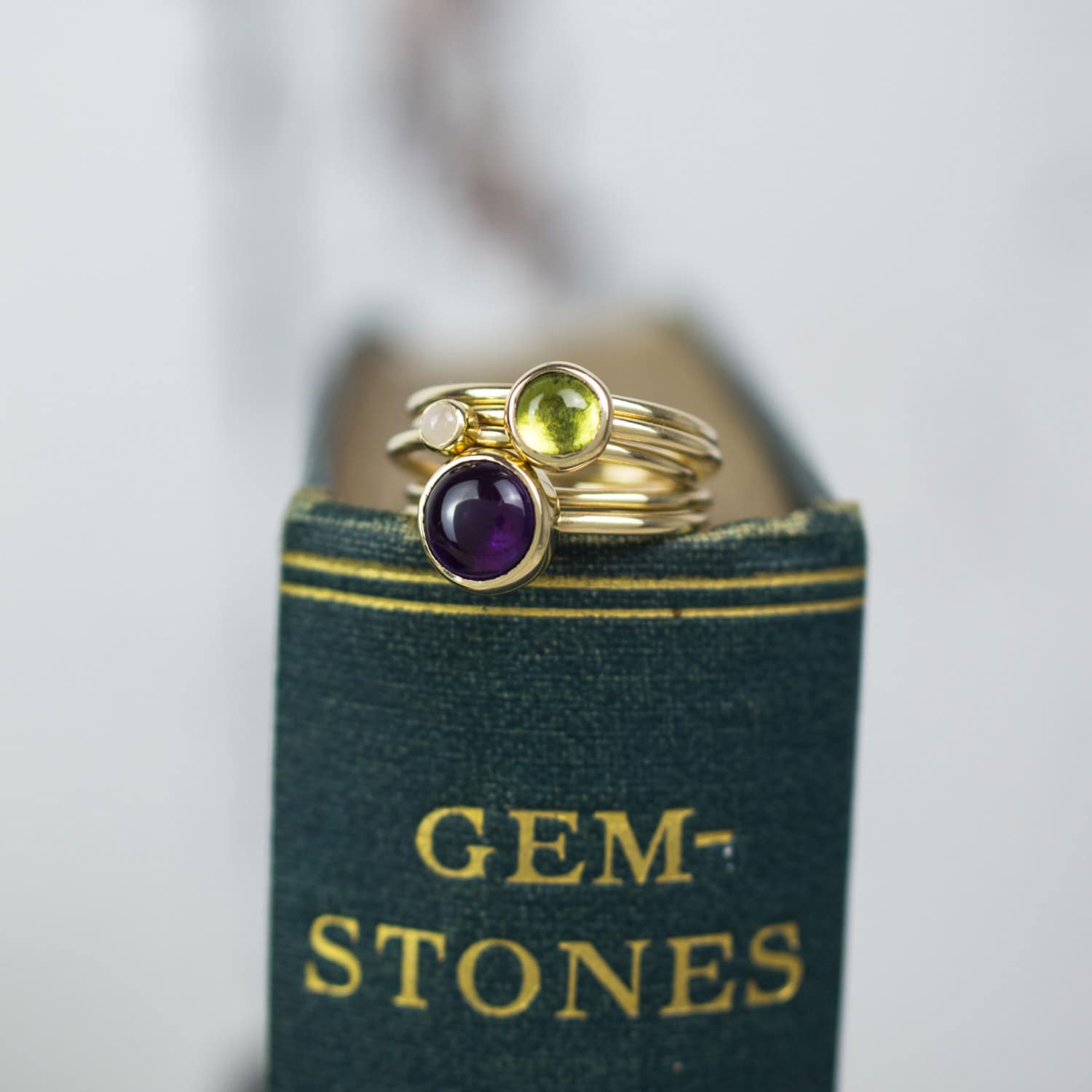 Gold Amethyst Und Peridot Stapelring von AlisonMooreDesigns