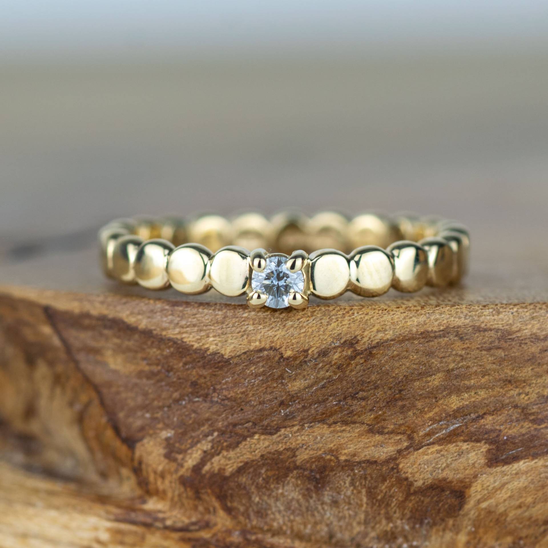 Gold Krallen Set Diamant Kiesel Verlobungsring von AlisonMooreDesigns