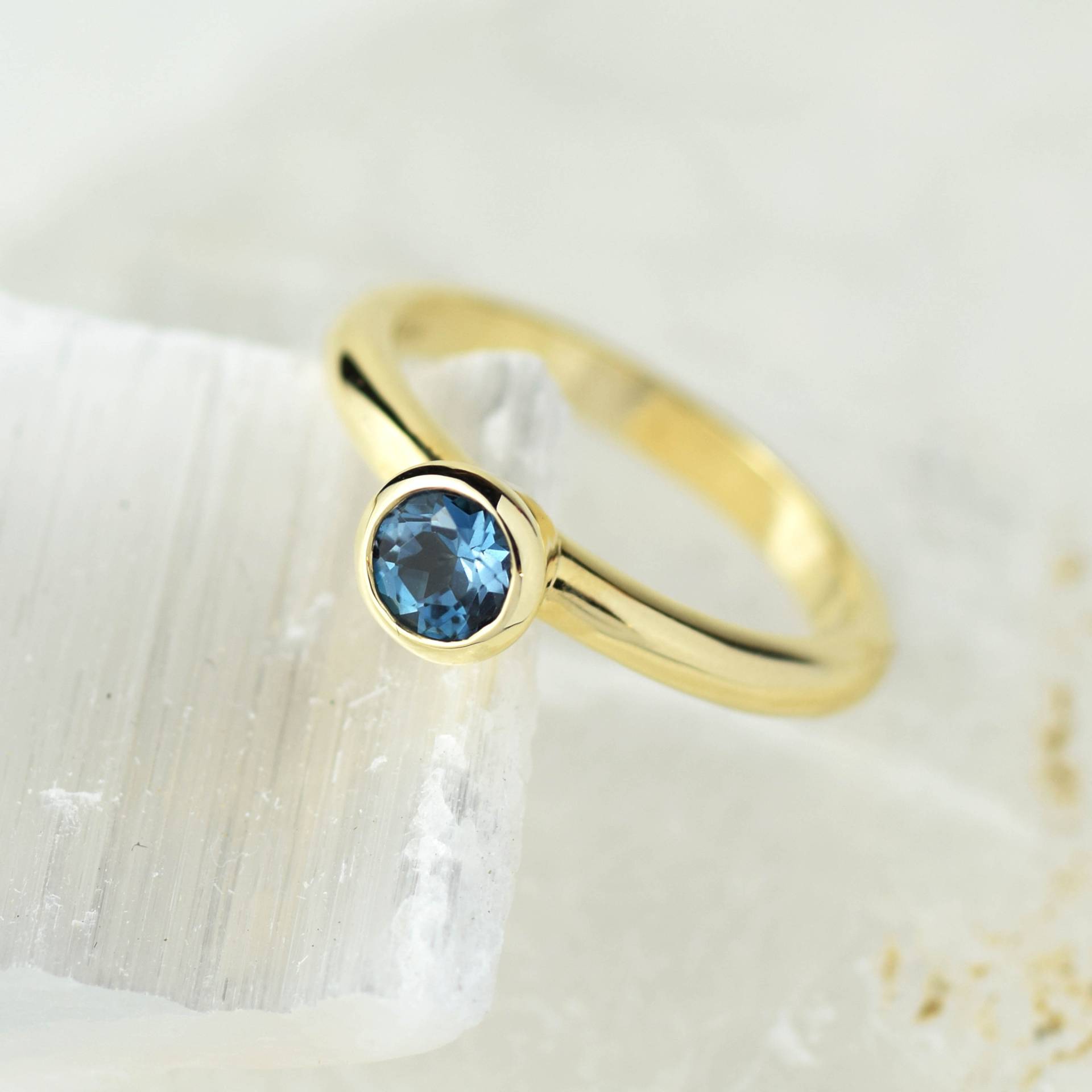 London Blautopas Gold Solitär Ring von AlisonMooreDesigns