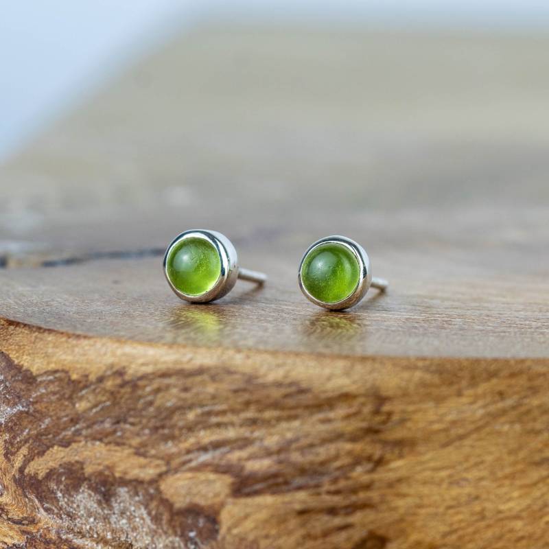 Silber Peridot Edelstein Ohrringe - August Birthstone Ohrstecker Recycled Sterling Cabochon Grün Handmade von AlisonMooreDesigns