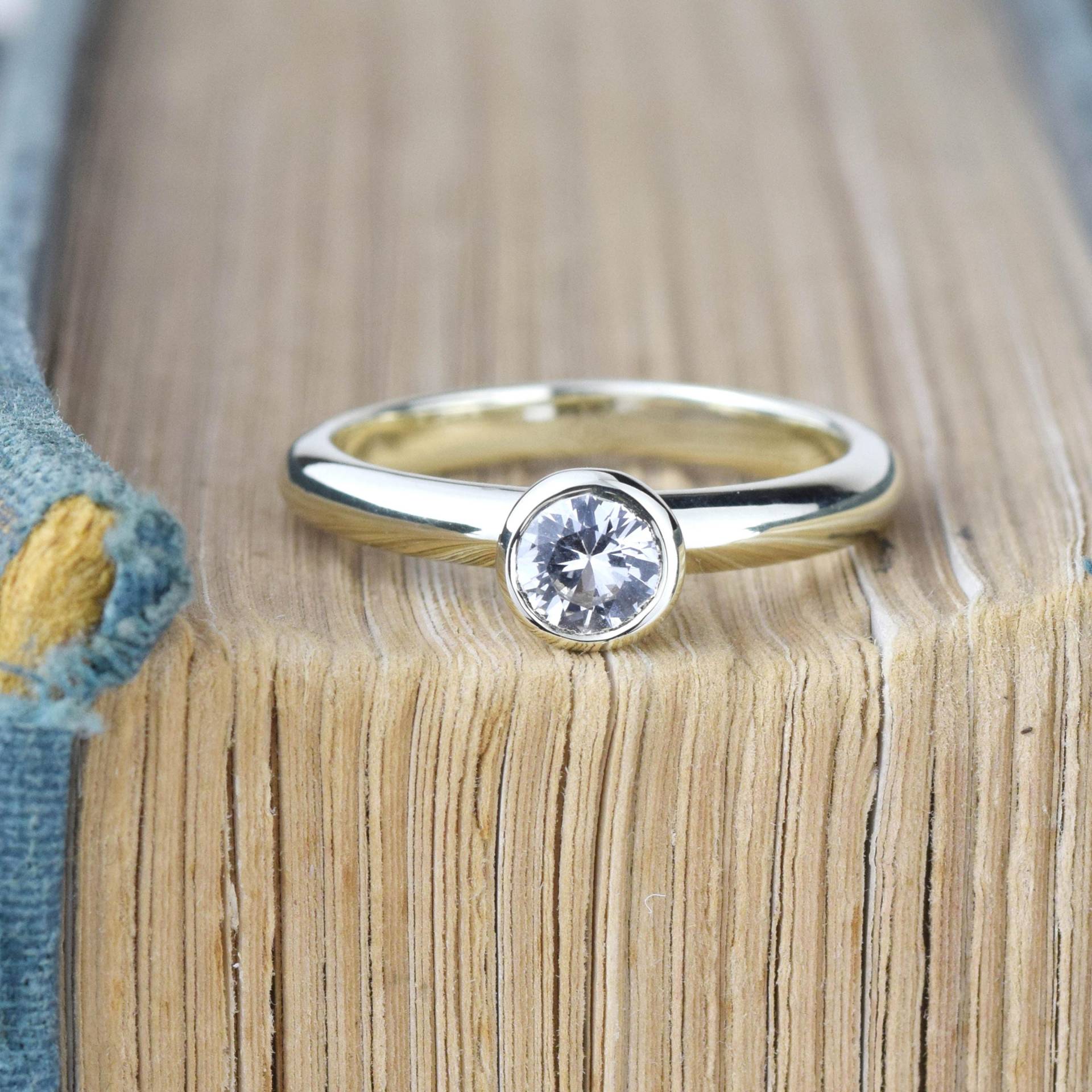 Weißgold Solitär Ring Mit Weißem Saphir von AlisonMooreDesigns