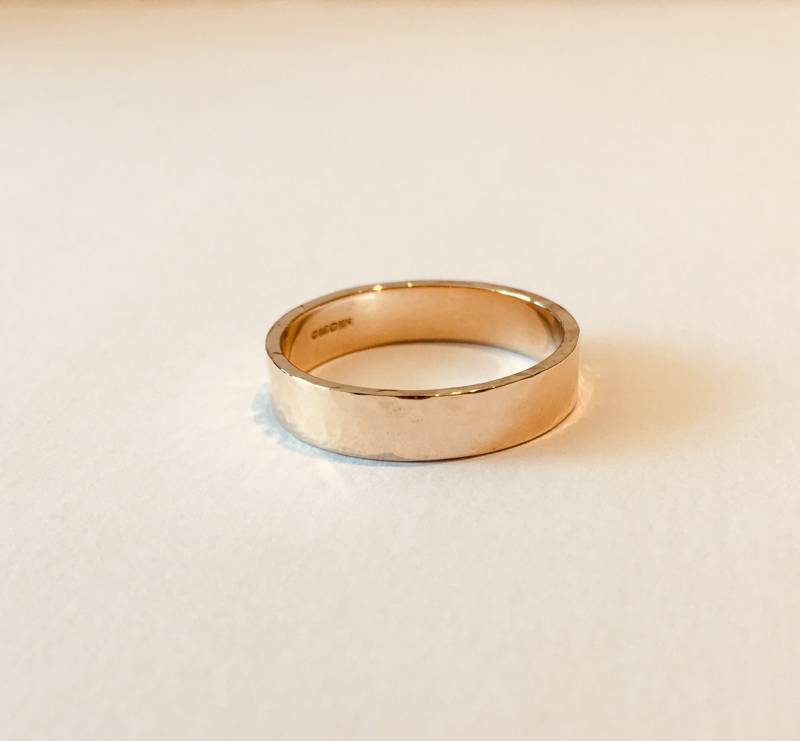 Ehering , 9Ct 4 Mm Leicht Gehämmert Flachbandring . 100% Recyceltes Gold. Handgemacht Von Alison in Ihrem Studio Bath Uk von AlisonRedman