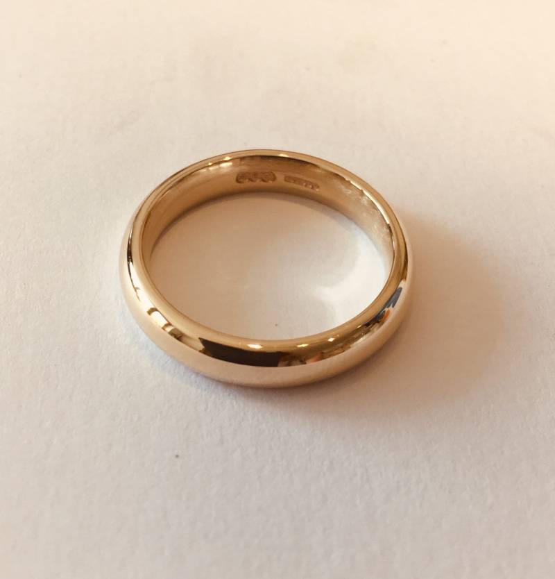 Handgefertigter Ehering Aus 9 Karat Gelbgold 4 Mm Ring Recyceltem Gold von AlisonRedman