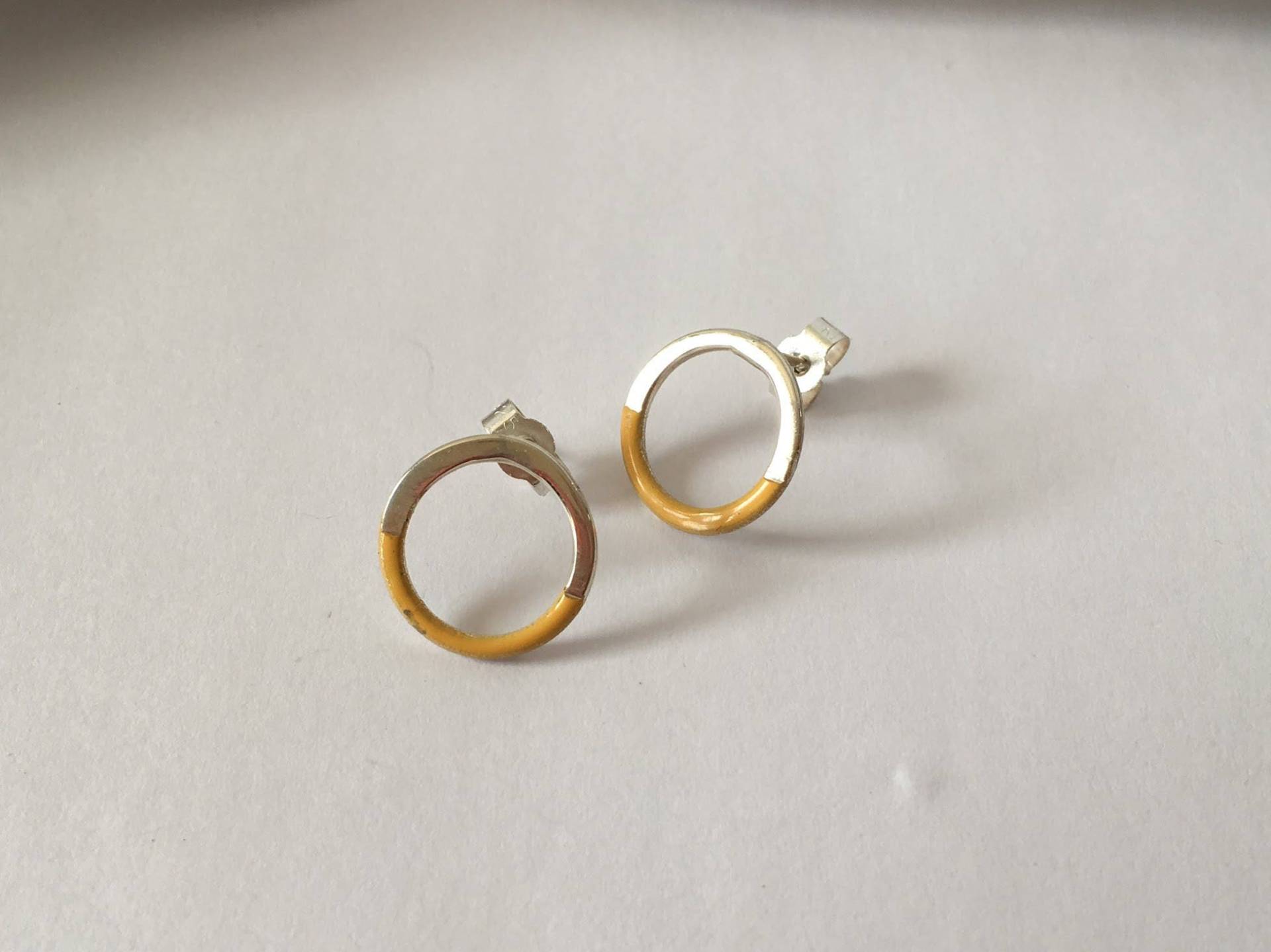 Silber Kreisförmige Ohrringe, Gelb Emaille Ohrstecker Runde Ohrringe von AlisonRedman