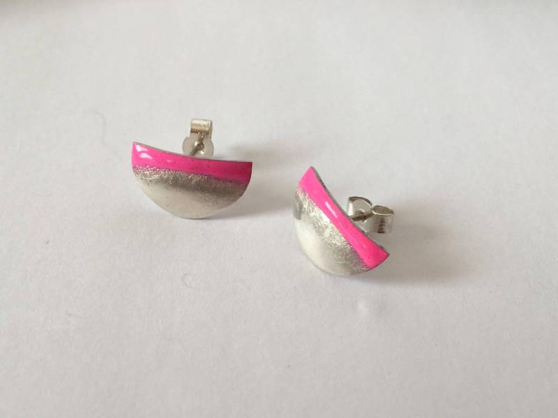 Sterling Silber Halbrunde Neon Pink Emaille Ohrstecker, 100% Handgefertigt Von Alison in Ihrem Studio Bath Uk von AlisonRedman