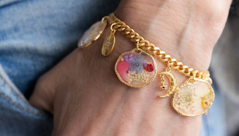 Charm Armband, Zehn Charms, Blumen Charm Armband, Stapelbare Armbänder, Panzerketten Armband von AlisonStorryJewelry