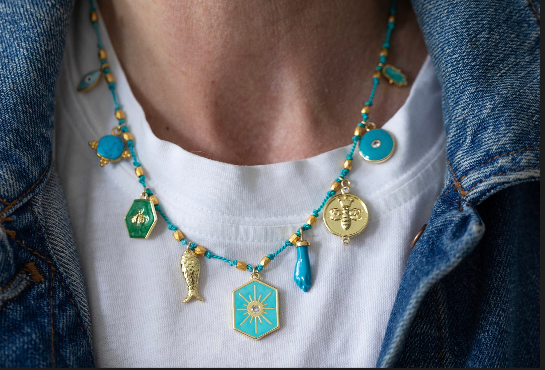 Charm Kette, Handgeknüpfte Halskette, Biene Türkis Schichtung Charms von AlisonStorryJewelry