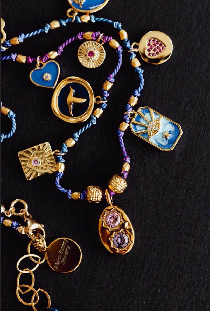 Charme Halskette, Handgeknüpfte Neun Charms, Gold Charm Halskette von AlisonStorryJewelry