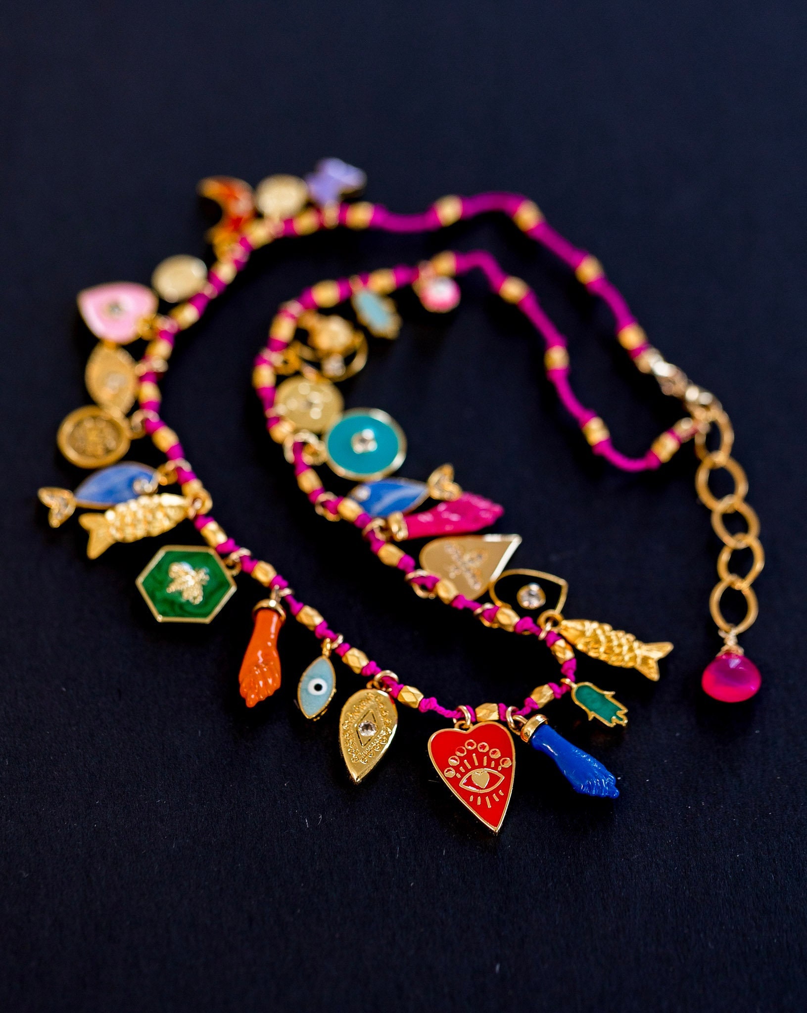 Charme Halskette, Siebenundzwanzig Charms, Hand Geknüpfte Gestapelte Charm Schichtung Halskette von AlisonStorryJewelry