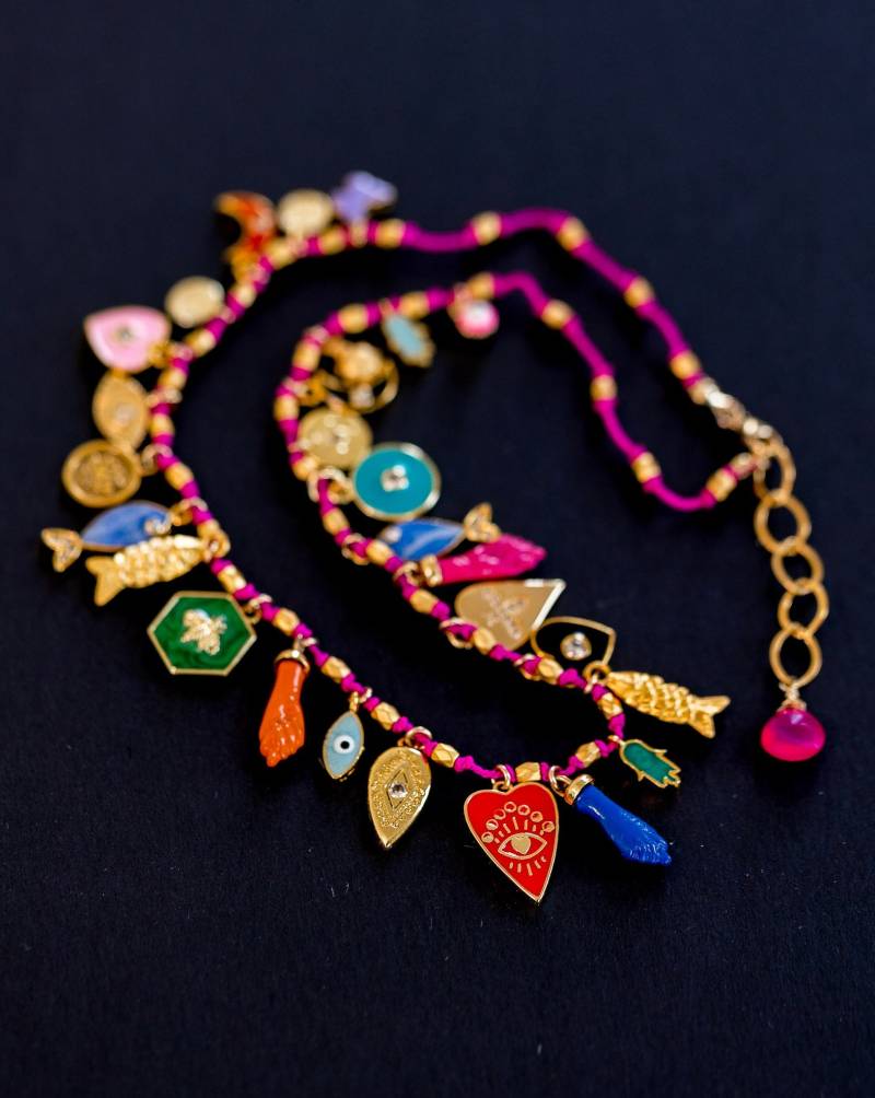 Charme Halskette, Siebenundzwanzig Charms, Hand Geknüpfte Gestapelte Charm Schichtung Halskette von AlisonStorryJewelry