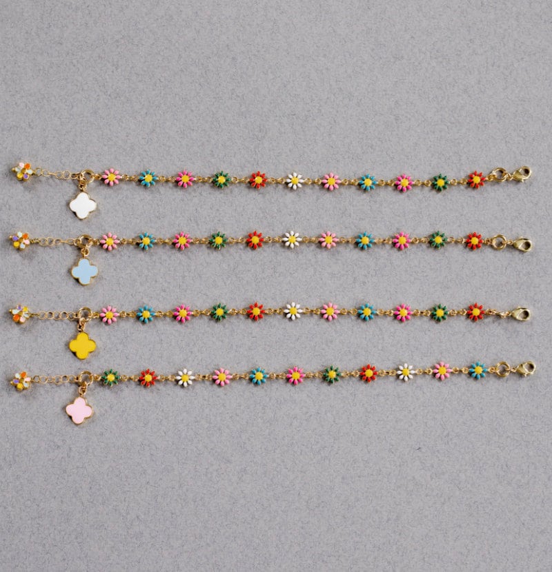 Daisy Armband, Klee Charm Zartes Stapeln Bettelarmband von AlisonStorryJewelry