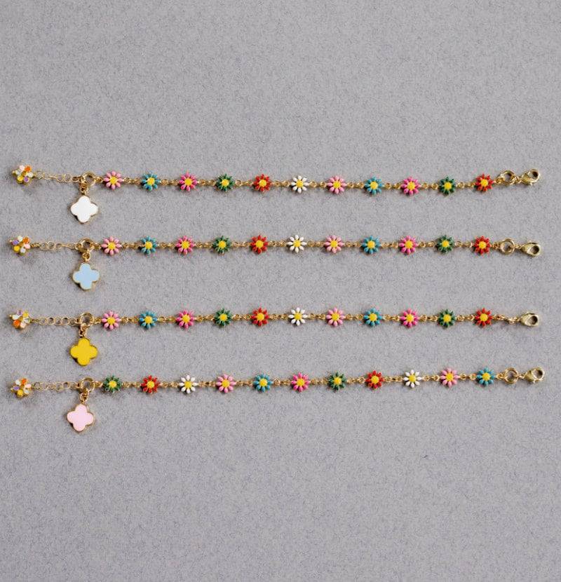 Daisy Armband, Klee Charm Zartes Stapeln Bettelarmband von AlisonStorryJewelry