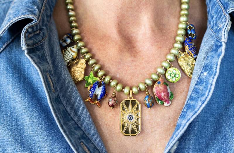 Fisch Charm Halskette, Perlenkette, Fisch Charms, Handgeknüpfte Halskette, Emaille Statement Limited Edition von AlisonStorryJewelry