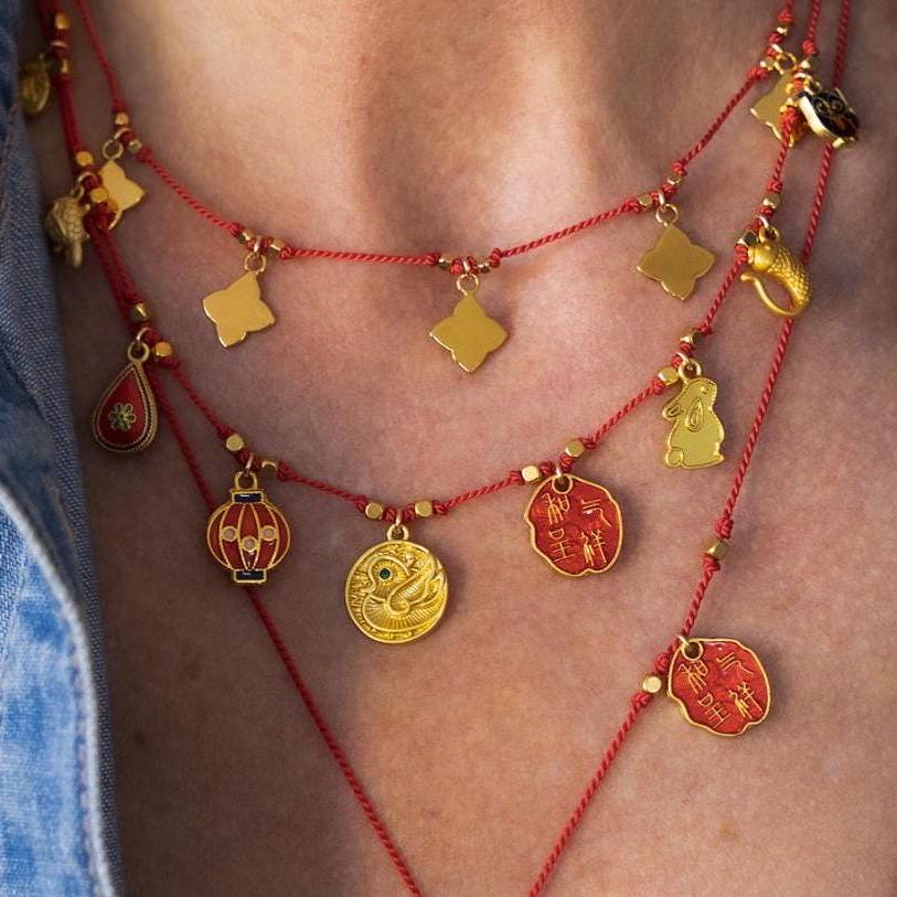 Gold Klee Kette, Klee Anhänger Halskette, Schichtung Rote Kordel Halskette von AlisonStorryJewelry