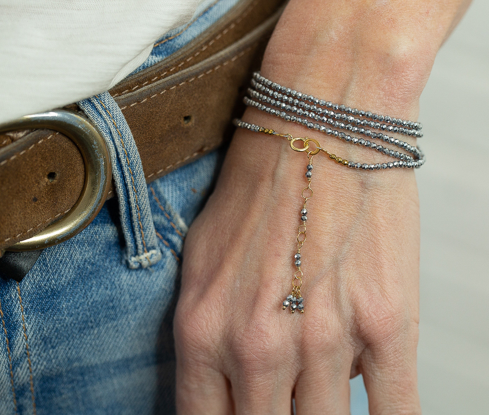 Hämatit Armband, Wraps 5 Mal, Silber Hämatit, Gold Perlenarmband, Wickelarmband von AlisonStorryJewelry