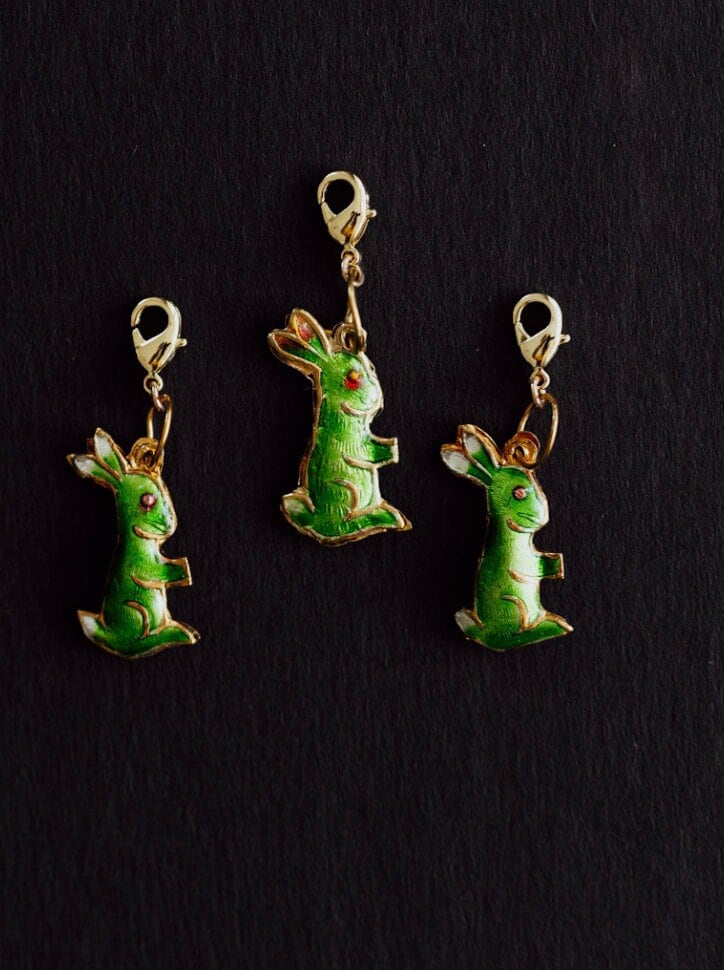 Kaninchen Charme, Emaille Charms, Bettelarmband, Charm Halskette, Bauen Sie Ihren Eigenen, Abnehmbaren von AlisonStorryJewelry