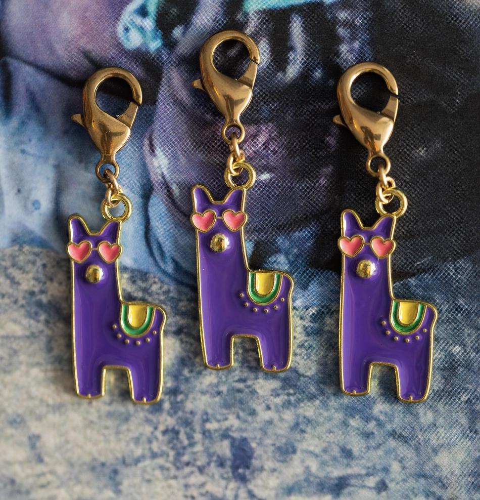 Lama Charm, Emaille Charm, Lila Abnehmbarer Charm Bettelarmbänder von AlisonStorryJewelry