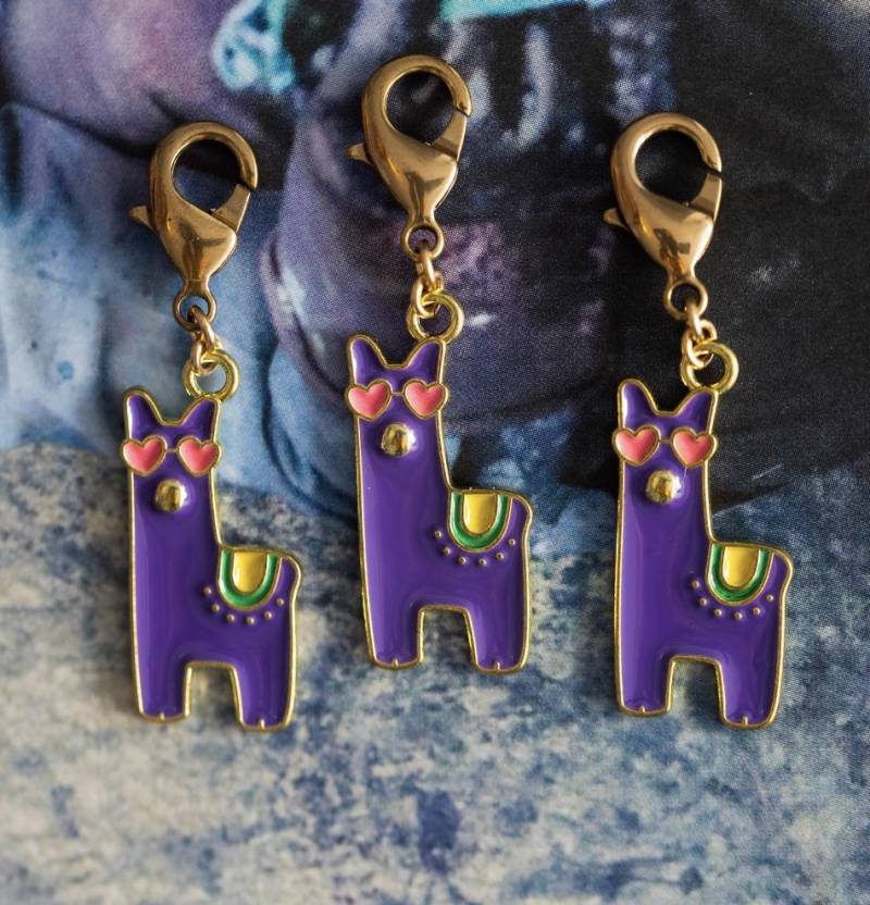 Lama Charm, Emaille Charm, Lila Abnehmbarer Charm Bettelarmbänder von AlisonStorryJewelry
