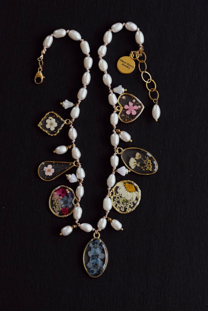 Perl Necklace, Perle Charm Halskette, Blumen Hand Geknotete Halskette von AlisonStorryJewelry