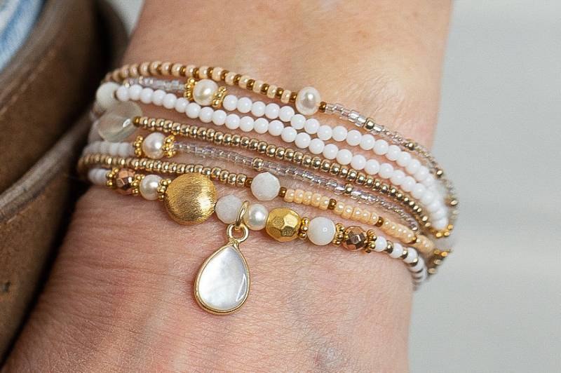 Perlenarmband, Juni Birthstone, Perlmutt, Mondstein, Süßwasserperle, Hämatit, 7 Mal Wickeln, Wickelarmband von AlisonStorryJewelry